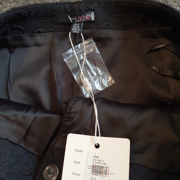 Ladakh black skirt with asymmetrical hemline and embossed pattern - size 12. - Picture 5 of 6